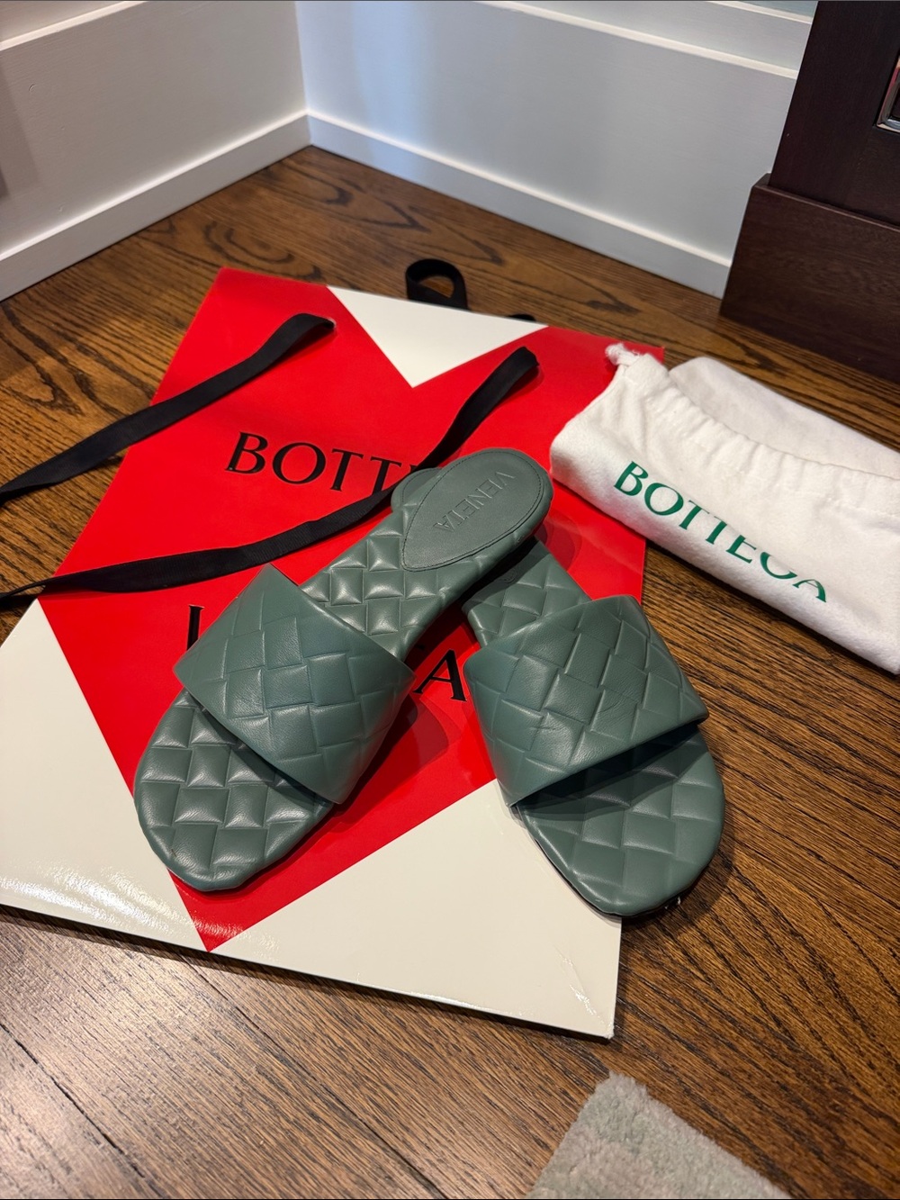 Bottega venetta leather slides - 39 - like new